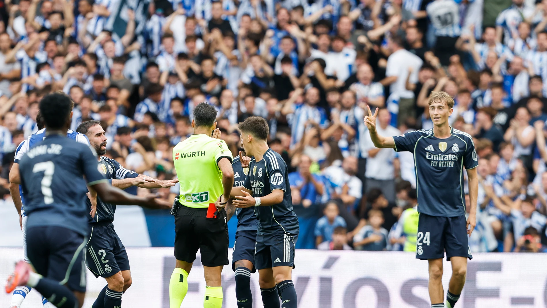 Gil Manzano, en el momento de expulsar a Huijsen en Anoeta Gil Manzano, en el momento de expulsar a Huijsen en Anoeta