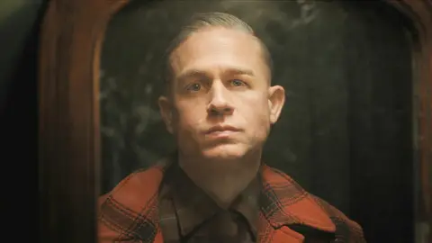 Charlie Hunnam en Monstruo: La historia de Ed Gein Charlie Hunnam en Monstruo: La historia de Ed Gein