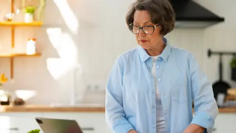 Mujer cocinando Mujer cocinando