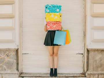 Una mujer con cajas de regalo y bolsas de la compra Una mujer con cajas de regalo y bolsas de la compra