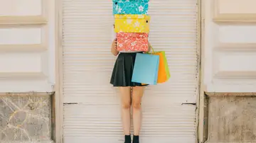 Una mujer con cajas de regalo y bolsas de la compra Una mujer con cajas de regalo y bolsas de la compra