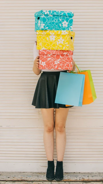 Una mujer con cajas de regalo y bolsas de la compra