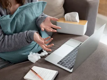 Una mujer haciendo terapia online Una mujer haciendo terapia online