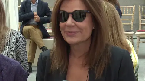 Nuria González, sonriente ante las preguntas de la prensa Nuria González, sonriente ante las preguntas de la prensa