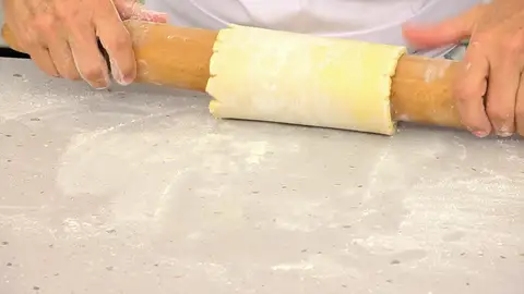 Estírala con un rodillo y forma un rectángulo Estírala con un rodillo y forma un rectángulo
