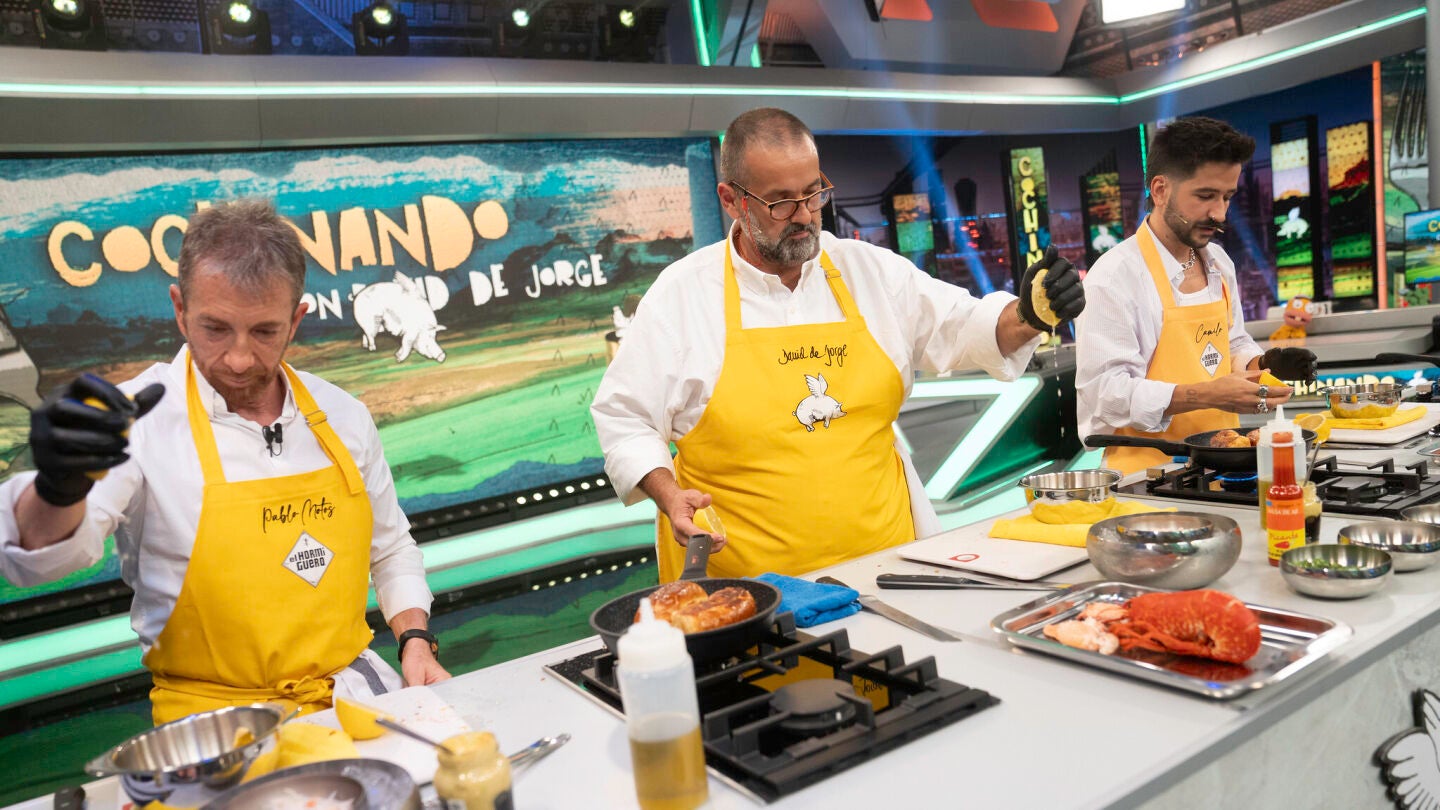 "Soy muy bueno en la cocina": Camilo saca sus dotes de chef junto a David de Jorge en El Hormiguero