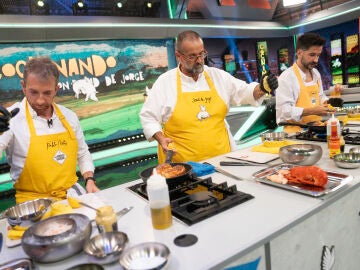 "Soy muy bueno en la cocina": Camilo saca sus dotes de chef junto a David de Jorge en El Hormiguero
