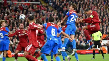 El cabezazo imperial de Van Dijk en el descuento El cabezazo imperial de Van Dijk en el descuento