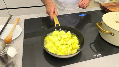 Pela las patatas, trocéalas (cascándolas), introdúcelas en la sartén Pela las patatas, trocéalas (cascándolas), introdúcelas en la sartén