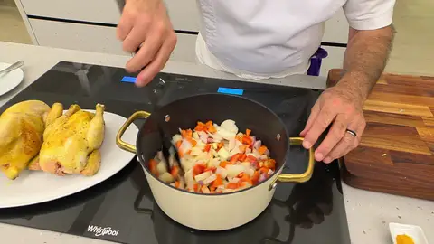 Introduce las hortalizas en la cazuela, sazónalas y rehógalas Introduce las hortalizas en la cazuela, sazónalas y rehógalas