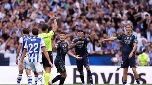 Gil Manzano, en el momento de expulsar a Dejan Huijsen en Anoeta Gil Manzano, en el momento de expulsar a Dejan Huijsen en Anoeta