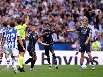 Gil Manzano, en el momento de expulsar a Dejan Huijsen en Anoeta