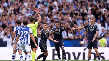 Gil Manzano, en el momento de expulsar a Dejan Huijsen en Anoeta