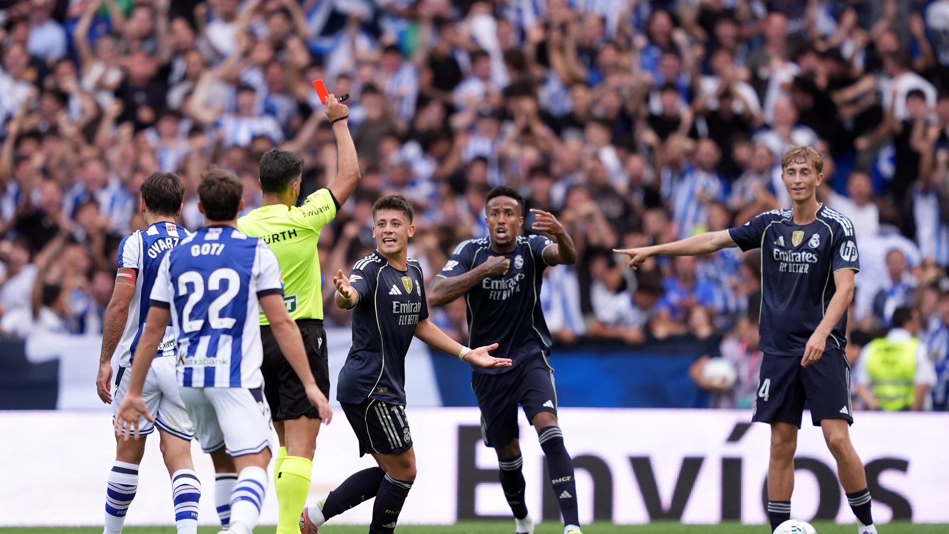 Gil Manzano, en el momento de expulsar a Dejan Huijsen en Anoeta Gil Manzano, en el momento de expulsar a Dejan Huijsen en Anoeta
