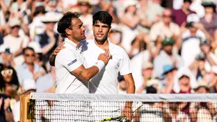 Fognini saluda a Alcaraz tras su partido en Wimbledon Fognini saluda a Alcaraz tras su partido en Wimbledon