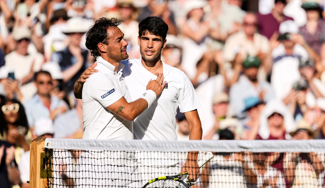 Fognini saluda a Alcaraz tras su partido en Wimbledon