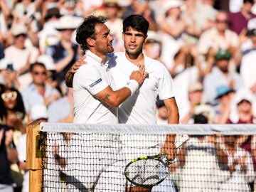 Fognini saluda a Alcaraz tras su partido en Wimbledon Fognini saluda a Alcaraz tras su partido en Wimbledon