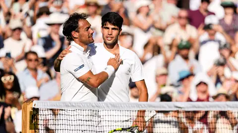 Fognini saluda a Alcaraz tras su partido en Wimbledon Fognini saluda a Alcaraz tras su partido en Wimbledon