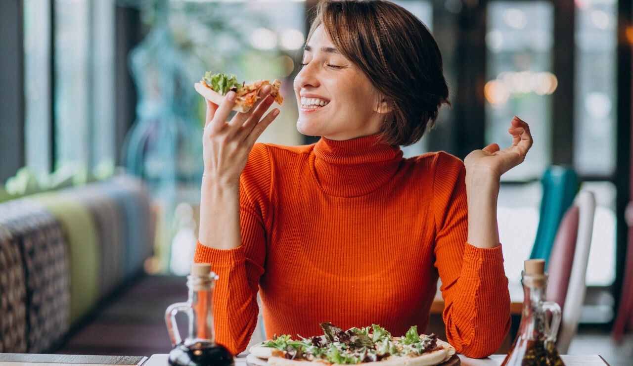 Mujer comiendo feliz