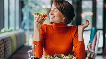 Mujer comiendo feliz Mujer comiendo feliz
