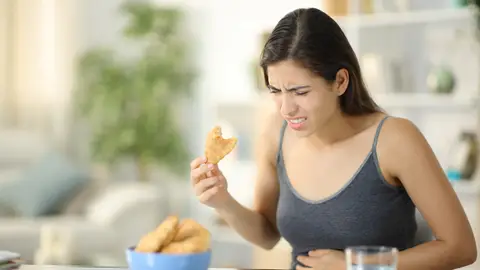 Persona comiendo croissants Persona comiendo croissants