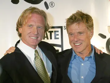 Robert Redford con su hijo James en 2003 Robert Redford con su hijo James en 2003