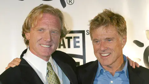 Robert Redford con su hijo James en 2003 Robert Redford con su hijo James en 2003