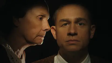 Laurie Metcalf y Charlie Hunnam en Monstruo: La historia de Ed Gein Laurie Metcalf y Charlie Hunnam en Monstruo: La historia de Ed Gein