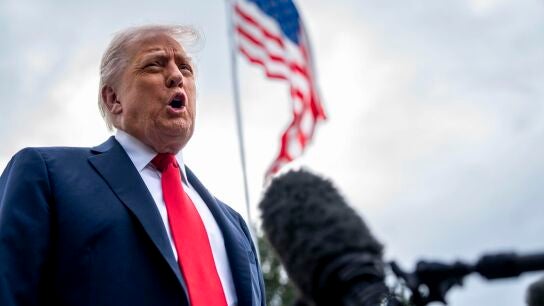 Trump mandando callar a un periodista 