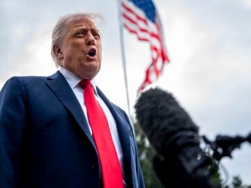 Trump mandando callar a un periodista 