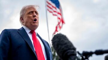 Trump mandando callar a un periodista 