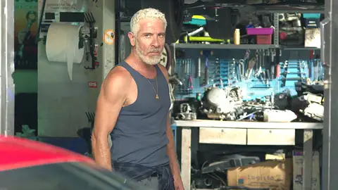 Álvaro descubre el cuadro de Octavio en el taller del mecánico y llama a la policía… ¿detendrán a Humberto? Álvaro descubre el cuadro de Octavio en el taller del mecánico y llama a la policía… ¿detendrán a Humberto?