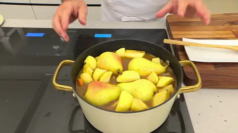 Lava las peras, añádelas, tapa y guisa todo Lava las peras, añádelas, tapa y guisa todo