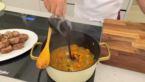 Incorpora los clavos de olor, el vino, el caldo y la carne Incorpora los clavos de olor, el vino, el caldo y la carne