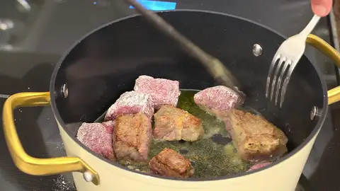 Salpimienta la carne, enharínala, introdúcela (a tandas) en la cazuela Salpimienta la carne, enharínala, introdúcela (a tandas) en la cazuela