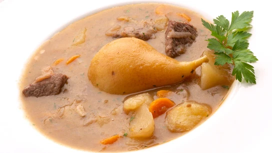Guiso de ternera con patatas y pera, de Arguiñano: una comida completa, equilibrada y reconfortante Guiso de ternera con patatas y pera, de Arguiñano: una comida completa, equilibrada y reconfortante