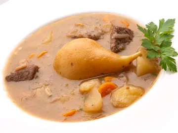 Guiso de ternera con patatas y pera, de Arguiñano: una comida completa, equilibrada y reconfortante Guiso de ternera con patatas y pera, de Arguiñano: una comida completa, equilibrada y reconfortante