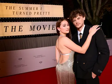 Lola Tung y Christopher Briney anuncian la película de El verano en que me enamoré Lola Tung y Christopher Briney anuncian la película de El verano en que me enamoré