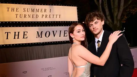 Lola Tung y Christopher Briney anuncian la película de El verano en que me enamoré Lola Tung y Christopher Briney anuncian la película de El verano en que me enamoré