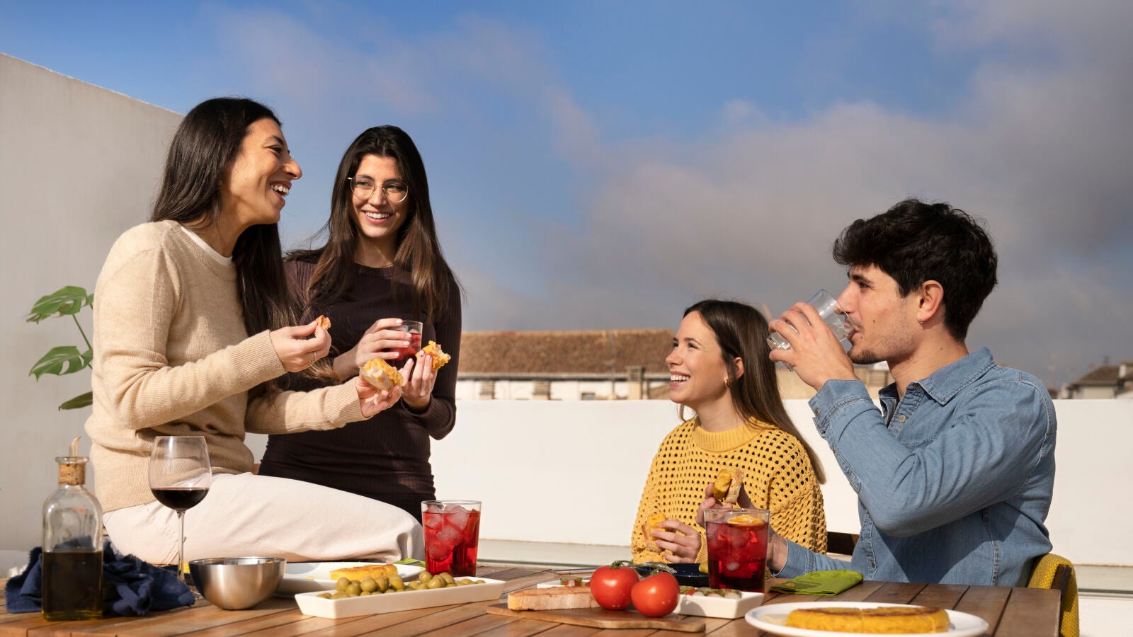 ¿Cuál es la relación entre comer con luz natural y engordar menos?