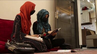 Los talibanes prohíben libros escritos por mujeres en las universidades de Afganistán