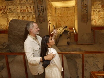 Los reyes cierran su viaje a Egipto visitando las misiones arqueológicas dirigidas por españoles