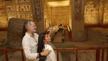 Los reyes cierran su viaje a Egipto visitando las misiones arqueológicas dirigidas por españoles