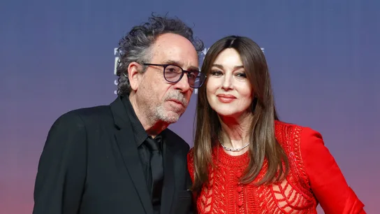 Tim Burton y Monica Bellucci Tim Burton y Monica Bellucci