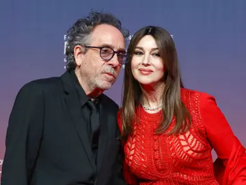 Tim Burton y Monica Bellucci Tim Burton y Monica Bellucci