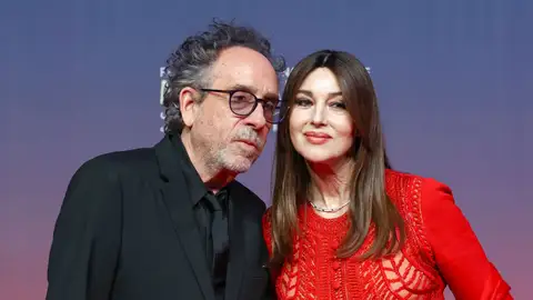 Tim Burton y Monica Bellucci Tim Burton y Monica Bellucci