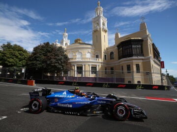 Carlos Sainz conduce su Williams en la qualy de Azerbaiyán