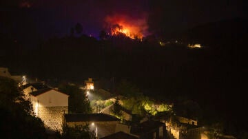 La Xunta de Galicia ha decretado el confinamiento de tres núcleos de población por el incendio que afecta a O Bolo.
