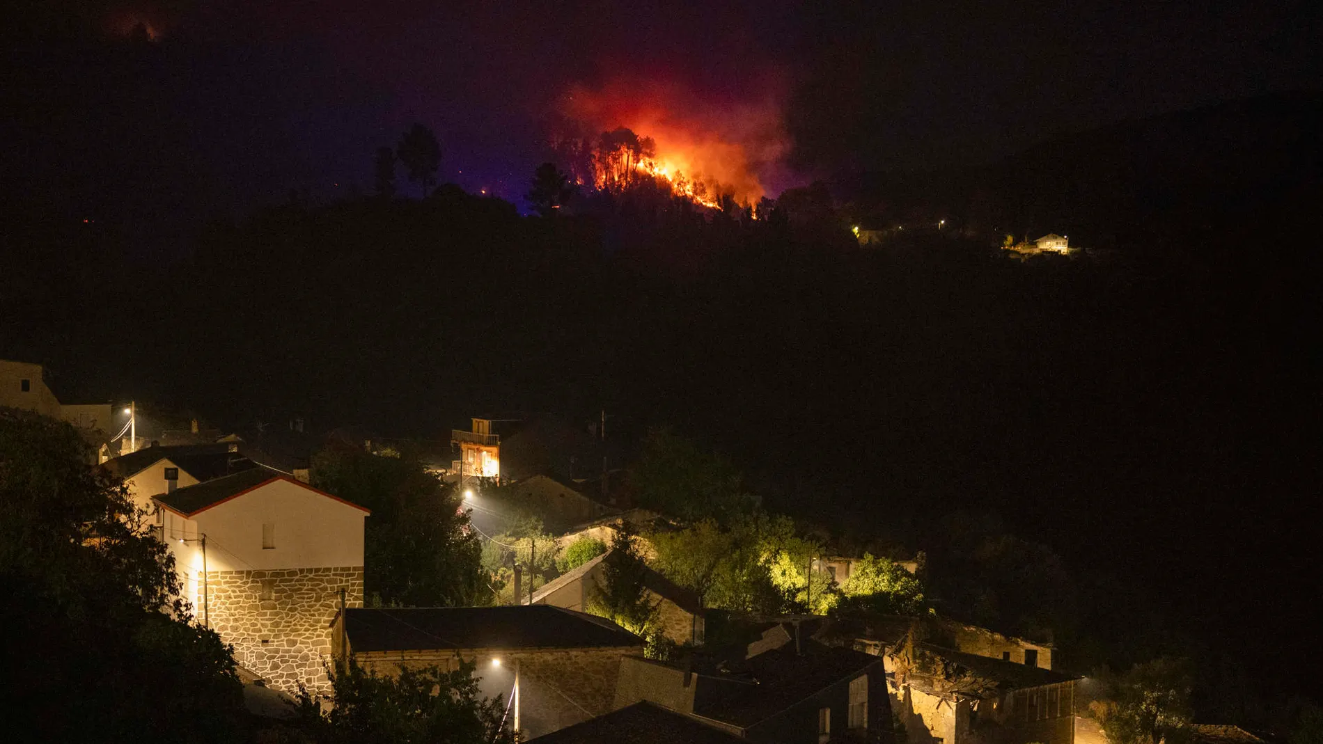 La Xunta de Galicia ha decretado el confinamiento de tres núcleos de población por el incendio que afecta a O Bolo. La Xunta de Galicia ha decretado el confinamiento de tres núcleos de población por el incendio que afecta a O Bolo.
