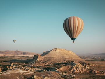 Un hombre cae de un globo aerostático y muere tras horas de búsqueda